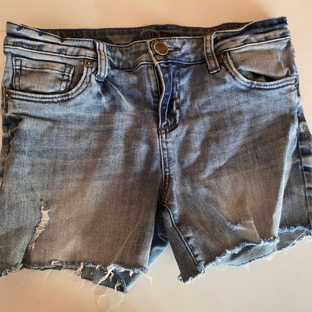 KUT from the Kloth Gidget Size 8 Distressed Raw Hem Denim Shorts Medium Wash